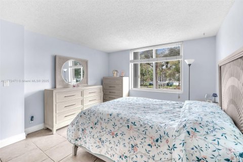 Condo in Lauderdale Lakes, Florida, 2 bedrooms  № 1861398 - photo 17