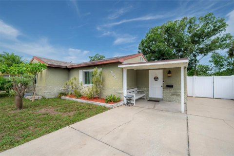 House in Saint Petersburg, Florida 2 bedrooms, 93.46 sq.m. № 2207158