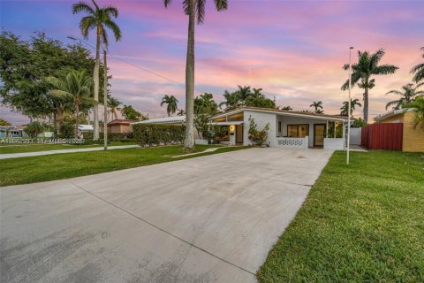 House in Hollywood, Florida 4 bedrooms № 2243173 - photo 2