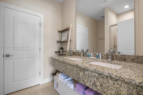 Casa en venta en Kissimmee, Florida, 4 dormitorios № 1698459 - foto 23