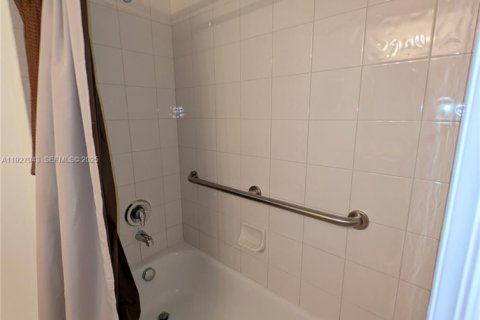 Купить кондоминиум в Лейк-Уорт, Флорида 3 спальни, 127.55м2, № 1989873 - фото 18