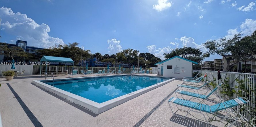 Кондоминиум с 3 спальнями в Лейк-Уорт, Флорида № 1989873