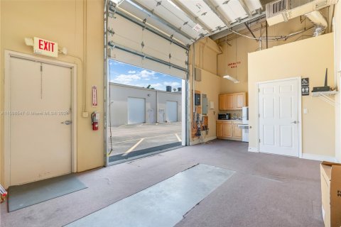 Propiedad comercial en alquiler en Boynton Beach, Florida № 1207460 - foto 1