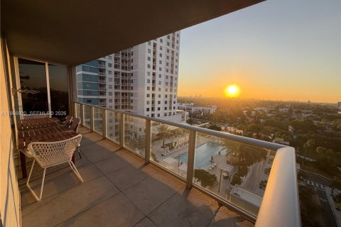 Condominio en alquiler en Miami, Florida, 2 dormitorios, 95.04 m2 № 2029268 - foto 5