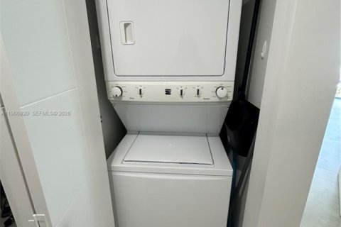 Condominio en alquiler en Miami, Florida, 2 dormitorios, 95.04 m2 № 2029268 - foto 11