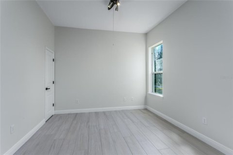 House in Tampa, Florida 5 bedrooms, 391.03 sq.m. № 2115190 - photo 17
