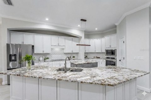 House in Tampa, Florida 5 bedrooms, 391.03 sq.m. № 2115190 - photo 11