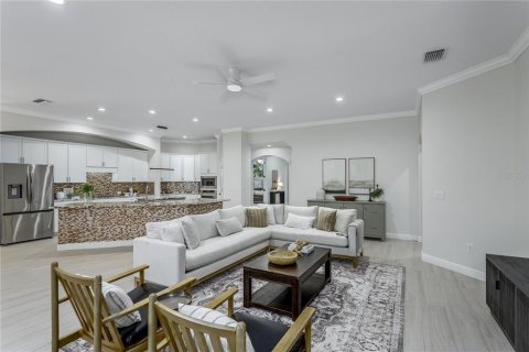 House in Tampa, Florida 5 bedrooms, 391.03 sq.m. № 2115190 - photo 8