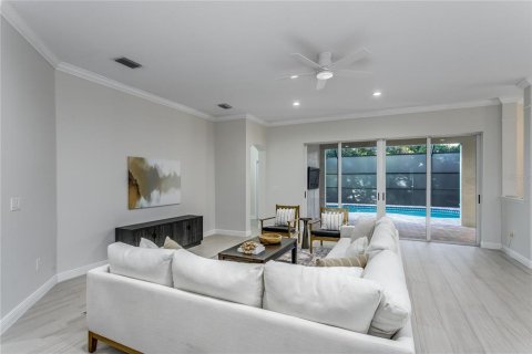House in Tampa, Florida 5 bedrooms, 391.03 sq.m. № 2115190 - photo 9