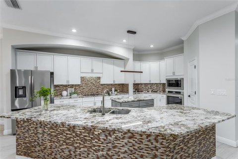House in Tampa, Florida 5 bedrooms, 391.03 sq.m. № 2115190 - photo 10