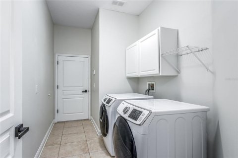 House in Tampa, Florida 5 bedrooms, 391.03 sq.m. № 2115190 - photo 26
