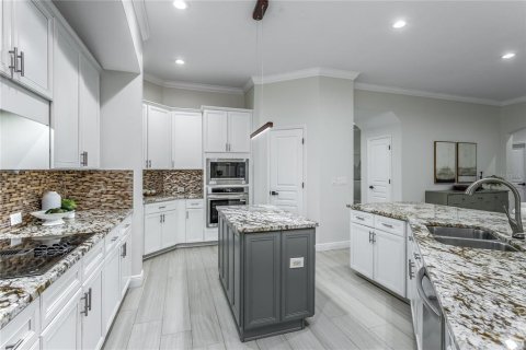 House in Tampa, Florida 5 bedrooms, 391.03 sq.m. № 2115190 - photo 12