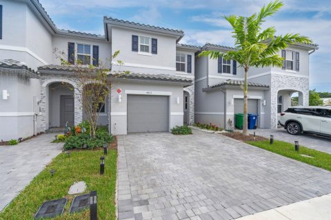 Townhouse in Coral Springs, Florida 3 bedrooms, 136.1 sq.m. № 2147134 - photo 3