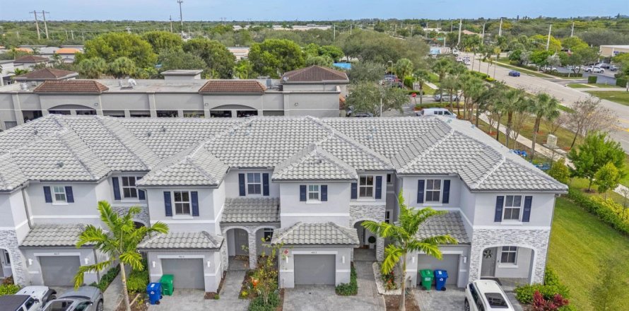 Townhouse in Coral Springs, Florida 3 bedrooms, 136.1 sq.m. № 2147134