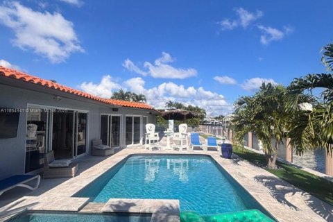 House in Lighthouse Point, Florida 3 bedrooms, 241.82 sq.m. № 2013881 - photo 16