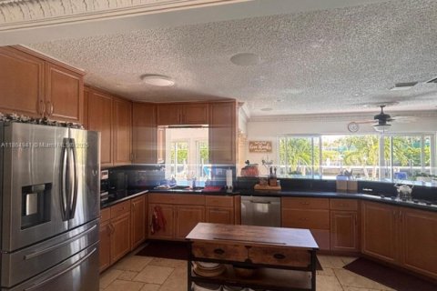 House in Lighthouse Point, Florida 3 bedrooms, 241.82 sq.m. № 2013881 - photo 8