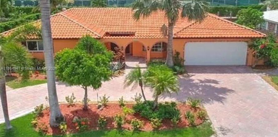 House in Lighthouse Point, Florida 3 bedrooms, 241.82 sq.m. № 2013881