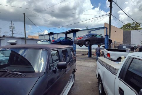 Propiedad comercial en venta en Seffner, Florida, 777.87 m2 № 1901171 - foto 9