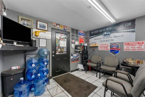 Propiedad comercial en venta en Seffner, Florida, 777.87 m2 № 1901171 - foto 23