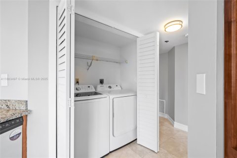 Купить кондоминиум в Майами, Флорида 2 спальни, 111.48м2, № 1957670 - фото 12