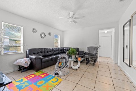 House in Miami, Florida 2 bedrooms, 104.05 sq.m. № 1888413 - photo 9