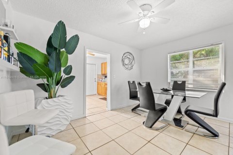 House in Miami, Florida 2 bedrooms, 104.05 sq.m. № 1888413 - photo 10