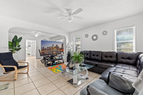House in Miami, Florida 2 bedrooms, 104.05 sq.m. № 1888413 - photo 8