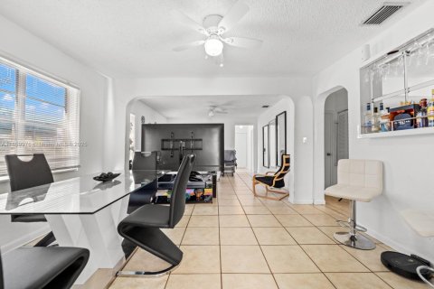 House in Miami, Florida 2 bedrooms, 104.05 sq.m. № 1888413 - photo 11