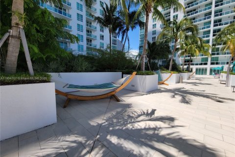 Condominio en alquiler en Miami, Florida, 1 dormitorio, 59.36 m2 № 1956513 - foto 14
