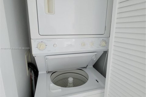 Condominio en alquiler en Miami, Florida, 1 dormitorio, 59.36 m2 № 1956513 - foto 11