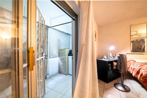 Condo in Miami, Florida, 1 bedroom  № 1868425 - photo 17
