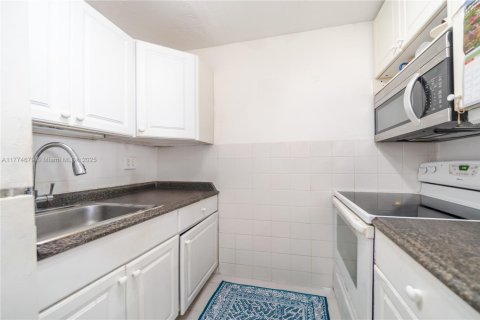 Condo in Miami, Florida, 1 bedroom  № 1868425 - photo 13