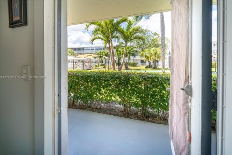Condo in Miami, Florida, 1 bedroom  № 1868425 - photo 4