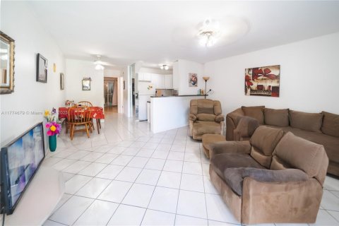 Condo in Miami, Florida, 1 bedroom  № 1868425 - photo 7