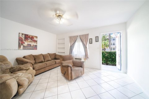 Condo in Miami, Florida, 1 bedroom  № 1868425 - photo 6