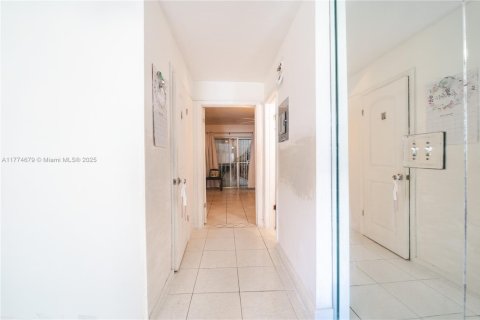 Condo in Miami, Florida, 1 bedroom  № 1868425 - photo 9