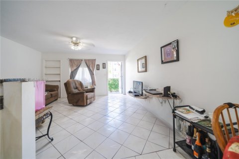 Condo in Miami, Florida, 1 bedroom  № 1868425 - photo 10