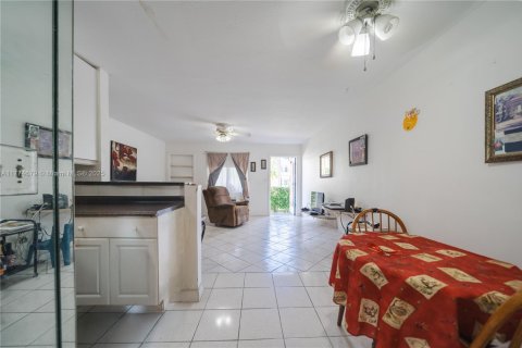 Condo in Miami, Florida, 1 bedroom  № 1868425 - photo 11