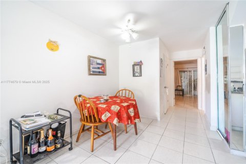 Condo in Miami, Florida, 1 bedroom  № 1868425 - photo 8