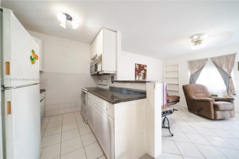 Condo in Miami, Florida, 1 bedroom  № 1868425 - photo 12