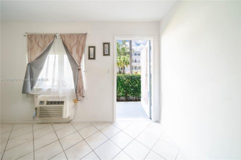 Condo in Miami, Florida, 1 bedroom  № 1868425 - photo 5