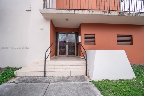 Commercial property in Miami, Florida № 2158496 - photo 2