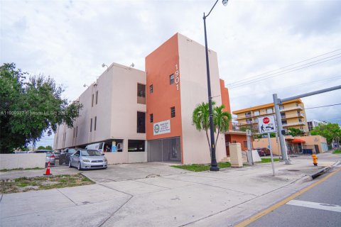 Commercial property in Miami, Florida № 2158496 - photo 1