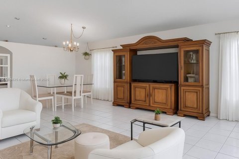 House in Pembroke Pines, Florida 3 bedrooms, 169.45 sq.m. № 2031754 - photo 8