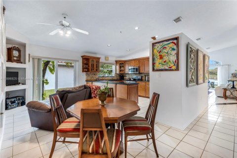 House in Pembroke Pines, Florida 3 bedrooms, 169.45 sq.m. № 2031754 - photo 9