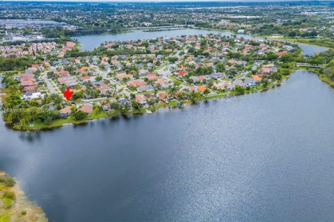 House in Pembroke Pines, Florida 3 bedrooms, 169.45 sq.m. № 2031754 - photo 21