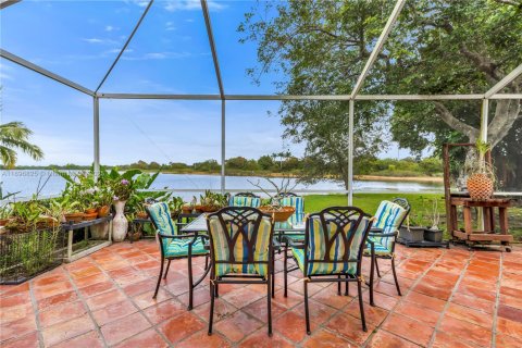 House in Pembroke Pines, Florida 3 bedrooms, 169.45 sq.m. № 2031754 - photo 3