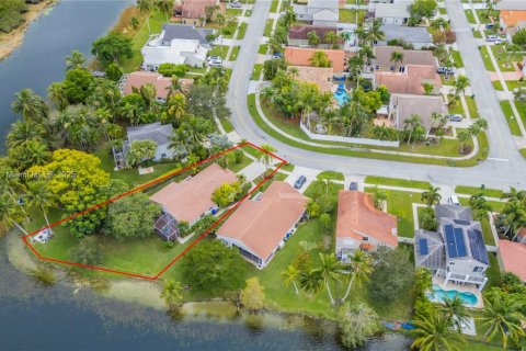 House in Pembroke Pines, Florida 3 bedrooms, 169.45 sq.m. № 2031754 - photo 24