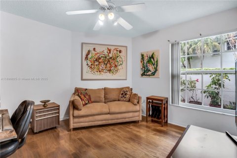 House in Pembroke Pines, Florida 3 bedrooms, 169.45 sq.m. № 2031754 - photo 17