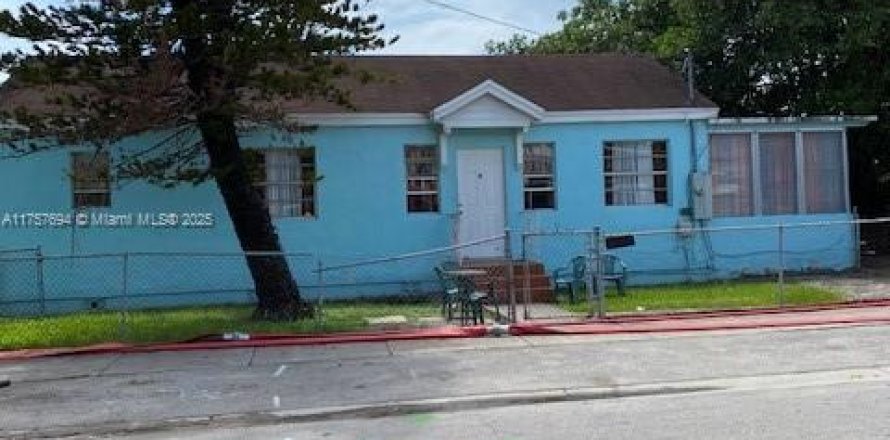House in Miami, Florida 2 bedrooms, 94.76 sq.m. № 1727018